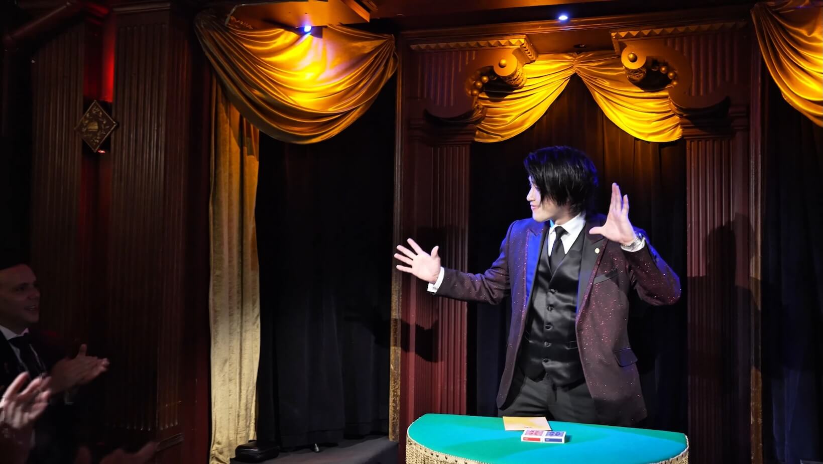 Vin Chee performing magic for guests